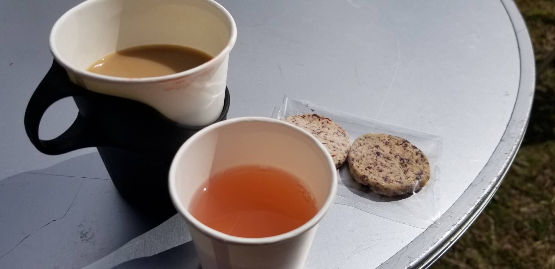 山茱萸茶、サンシュユの実が入ったクッキー、ホットコーヒー